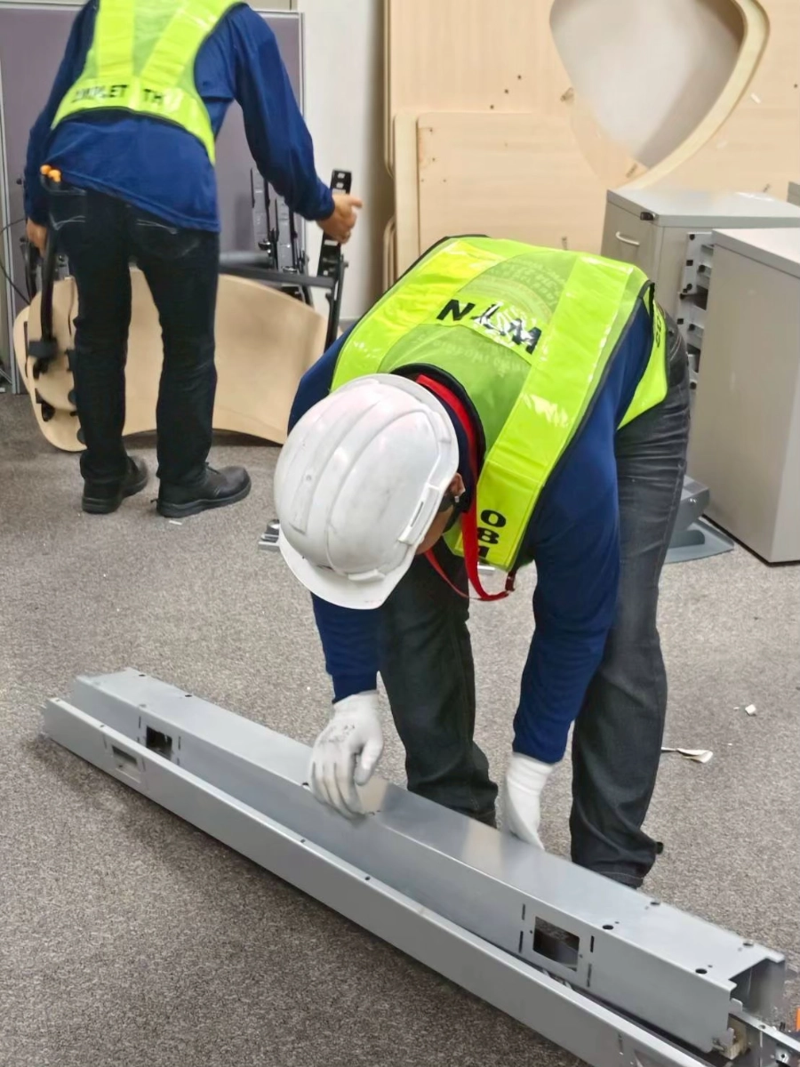 ผลงานการรื้อถอดขนย้ายประกอบติดตั้งเฟอร์นิเจอร์โต๊ะทำงาน